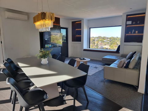 RESIDENTIAL 4 BEDROOM House - Accommodation Main Beach 0