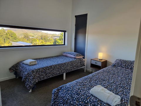RESIDENTIAL 4 BEDROOM House - Accommodation Main Beach 3