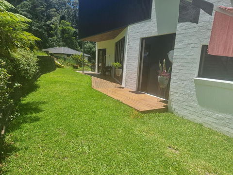RESIDENTIAL 4 BEDROOM House - Accommodation Main Beach 2