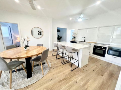 Renovated Queenslander - Upstairs 2km To Stadium - Accommodation Main Beach 0