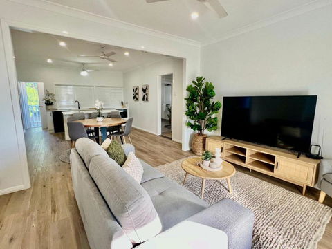 Renovated Queenslander - Upstairs 2km To Stadium - Accommodation Main Beach 1