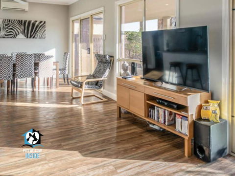 Renovated Beautiful Holiday Home With A Private Beach & Stunning Views! - Accommodation Main Beach 2