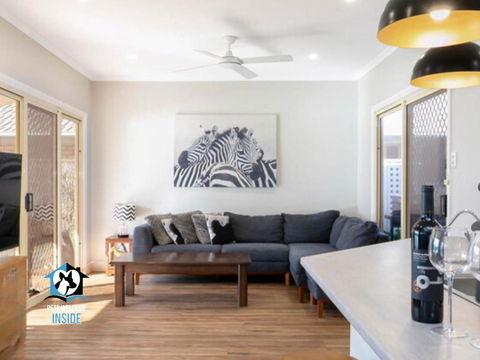 Renovated Beautiful Holiday Home With A Private Beach & Stunning Views! - Accommodation Main Beach 3