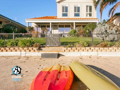 Renovated Beautiful Holiday Home With A Private Beach & Stunning Views! - Accommodation Main Beach 1