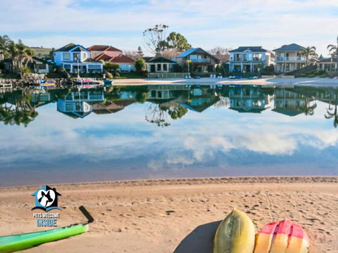 Renovated Beautiful Holiday Home With A Private Beach & Stunning Views! - Accommodation Main Beach 0