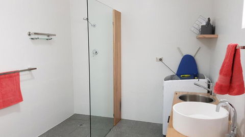 Red Ochre - Large Apartment With Private Courtyard - Accommodation Main Beach 3