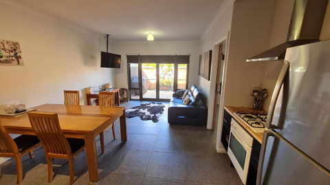 Red Ochre - Large Apartment With Private Courtyard - Accommodation Main Beach 1