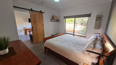 Red Ochre - Large Apartment With Private Courtyard - Accommodation Main Beach 2