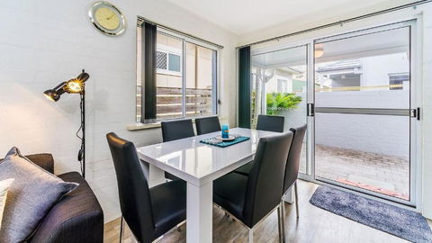 RED Rock - Townhouse In Town - Accommodation Main Beach 1