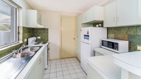 RED Rock - Townhouse In Town - Accommodation Main Beach 2