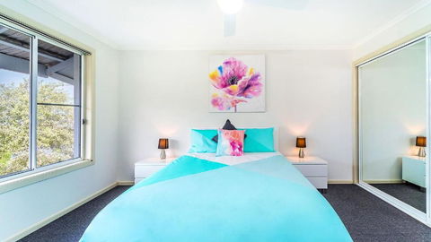 RED Rock - Townhouse In Town - Accommodation Main Beach 3