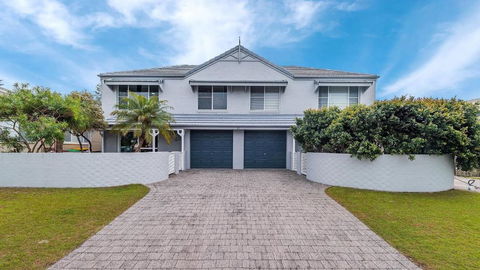 RED Rock - Townhouse In Town - Accommodation Main Beach 0