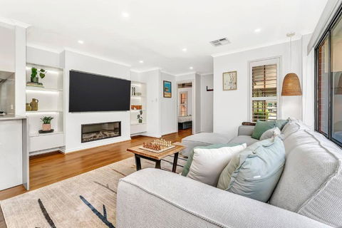 Redbrick Retreat - Generous Coastal Escape - Accommodation Main Beach 1