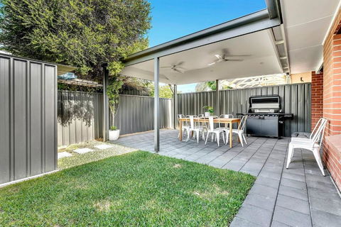 Redbrick Retreat - Generous Coastal Escape - Accommodation Main Beach 3
