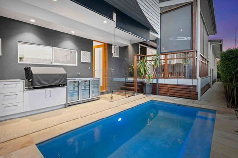 Redcliffe CBD Family Beach House - Accommodation Main Beach 0