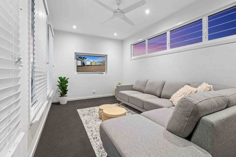 Redcliffe CBD Family Beach House - Accommodation Main Beach 2
