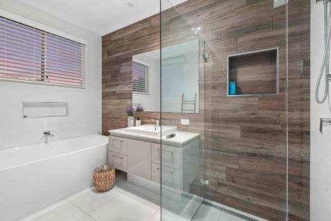Redcliffe CBD Family Beach House - Accommodation Main Beach 3