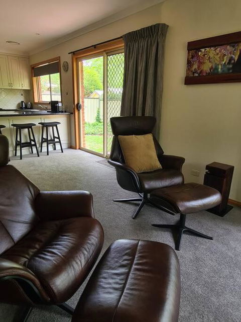 REDGUM RETREAT BRIGHT - Luxury Spa Villa - Accommodation Main Beach 0