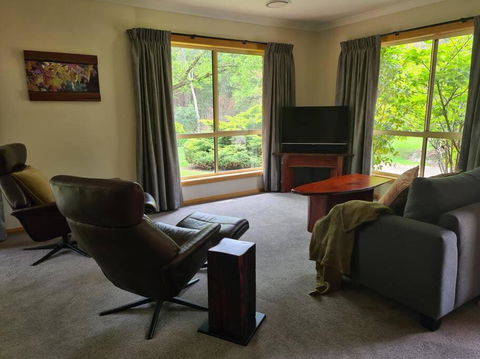 REDGUM RETREAT BRIGHT - Luxury Spa Villa - Accommodation Main Beach 2