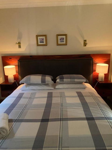 REDGUM RETREAT BRIGHT - Luxury Spa Villa - Accommodation Main Beach 1