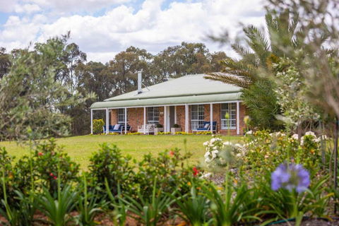 Redims Hill Cottage - Accommodation Main Beach 0