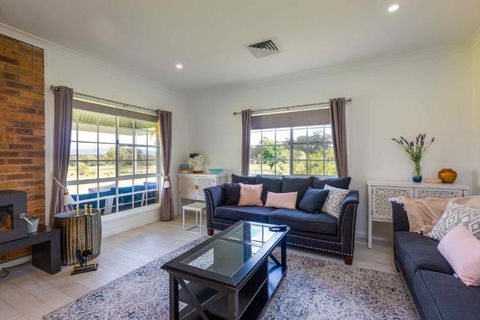 Redims Hill Cottage - Accommodation Main Beach 1