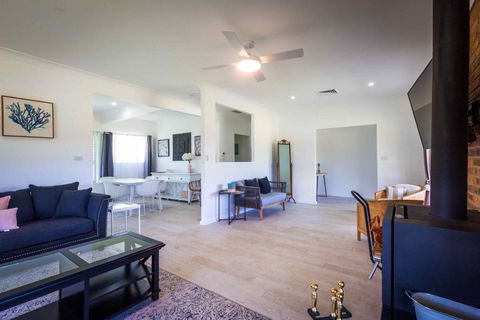 Redims Hill Cottage - Accommodation Main Beach 3