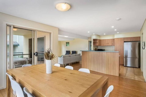 Reef - Accommodation Main Beach 0