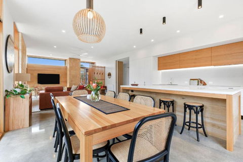 REFRESH At Lonnie - Accommodation Main Beach 1