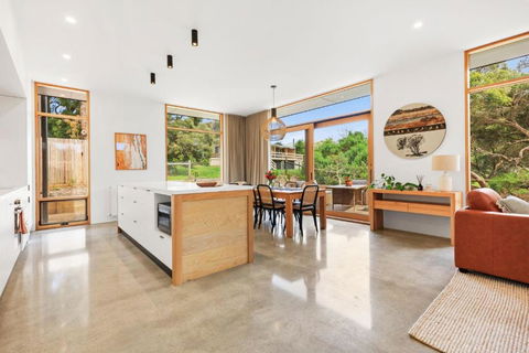 REFRESH At Lonnie - Accommodation Main Beach 2