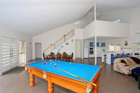 Relax At Falcon By The Bay - Accommodation Main Beach 0