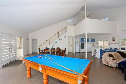 Relax At Falcon By The Bay - Accommodation Main Beach 1