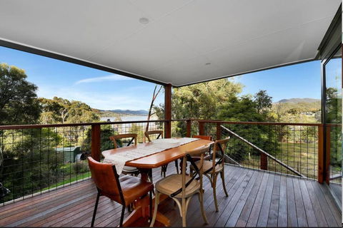 Relax At Goughs Bay - Accommodation Main Beach 0