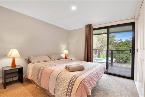 Relax At Goughs Bay - Accommodation Main Beach 1