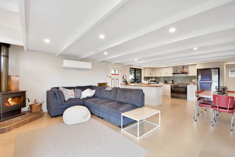 Relax At Goughs Bay - Accommodation Main Beach 2