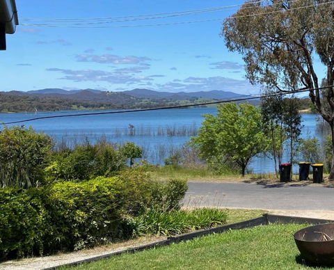 Relax In The Spa With Views Opposite Lake Eildon - Accommodation Main Beach 0