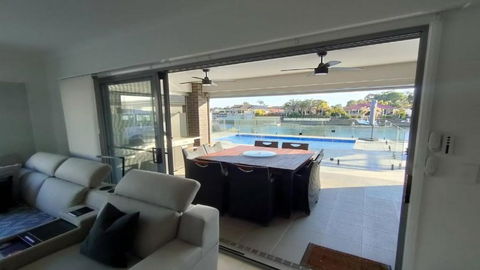 Relax Poolside By The Canal - Accommodation Main Beach 0