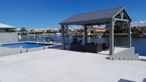 Relax Poolside By The Canal - Accommodation Main Beach 1