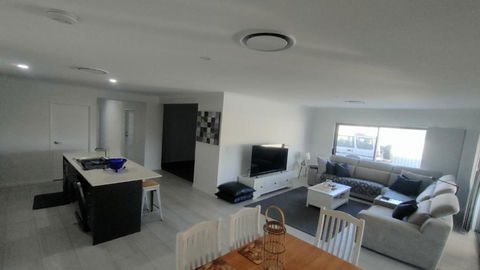 Relax Poolside By The Canal - Accommodation Main Beach 3