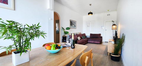Relaxed Coastal Living With Fantastic Sea Views - Accommodation Main Beach 2