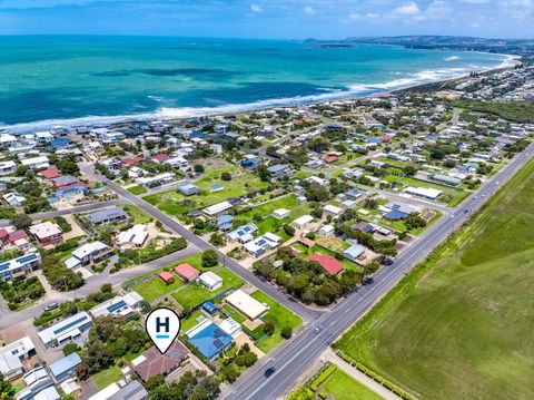 Relaxed Family Beach House - No Linen Included - Accommodation Main Beach 0
