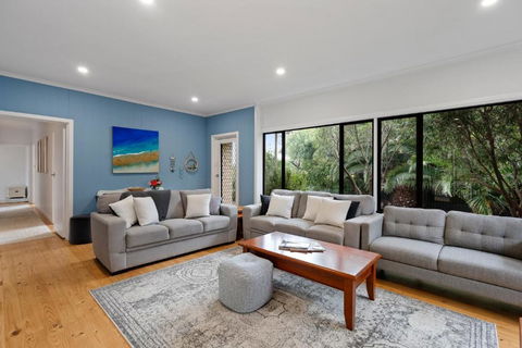 Relaxed Family Beach House - No Linen Included - Accommodation Main Beach 1