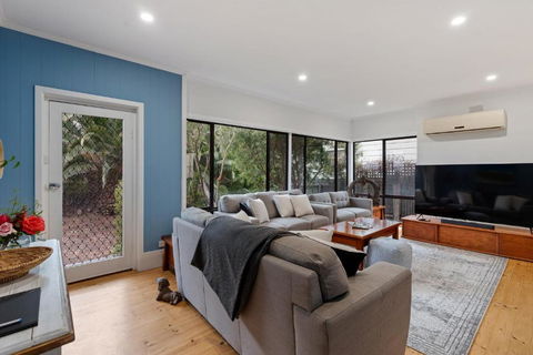 Relaxed Family Beach House - No Linen Included - Accommodation Main Beach 2