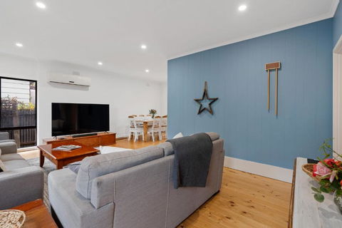 Relaxed Family Beach House - No Linen Included - Accommodation Main Beach 3