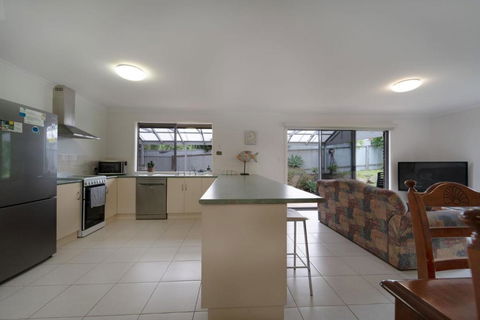 Relaxing Holiday Home Pets Are Welcome - Accommodation Main Beach 2