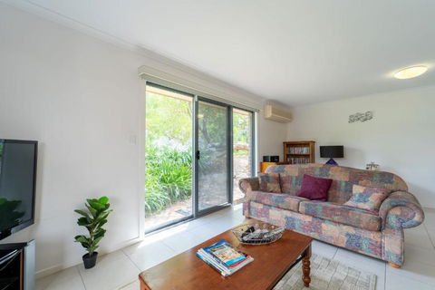 Relaxing Holiday Home Pets Are Welcome - Accommodation Main Beach 3