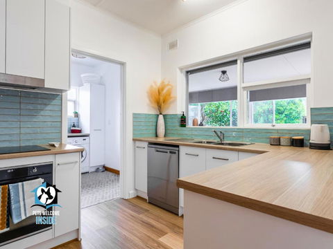 Renovated 3BR One Street To Beach - Accommodation Main Beach 3