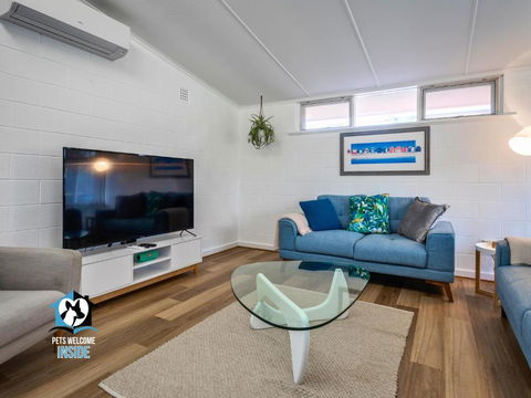Renovated 3BR One Street To Beach - Accommodation Main Beach 0
