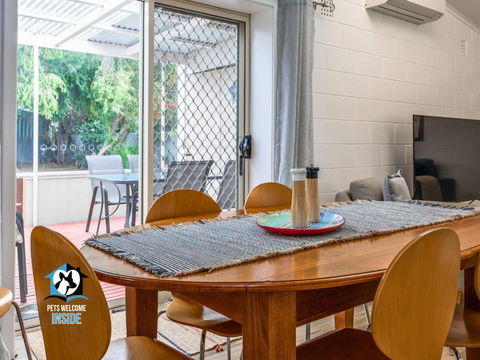 Renovated 3BR One Street To Beach - Accommodation Main Beach 2