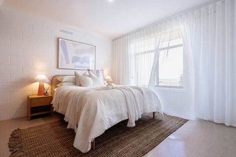 Renovated Apartment With Ocean Views - Accommodation Main Beach 0